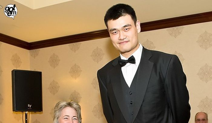 Трудная жизнь гигантского китайского баскетболиста Яо Мина Яо Мин, Yao Ming , самый высокий баскетболист