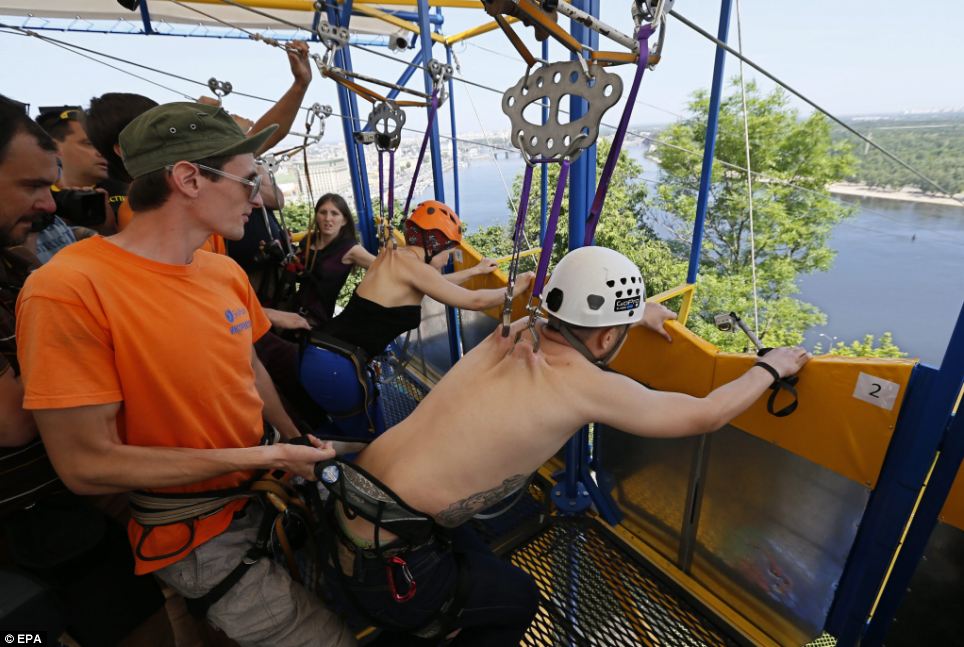 через Днепр на крюках, киев экстремалы, Самый длинный спуск по канатной дороге с использованием пирсинга