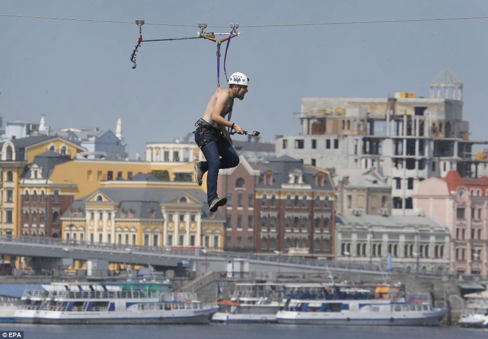 через Днепр на крюках, киев экстремалы, Самый длинный спуск по канатной дороге с использованием пирсинга