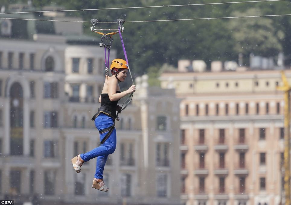 через Днепр на крюках, киев экстремалы, Самый длинный спуск по канатной дороге с использованием пирсинга
