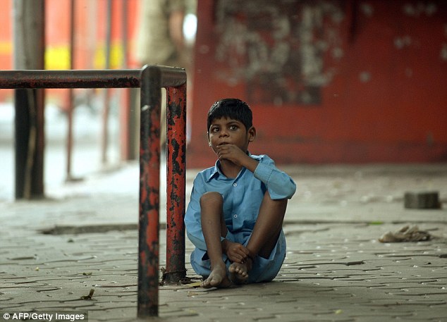 бабушка привязывает внука за ноги, малчика привязала к автобусной остановке, привязывает мальчика в Индии