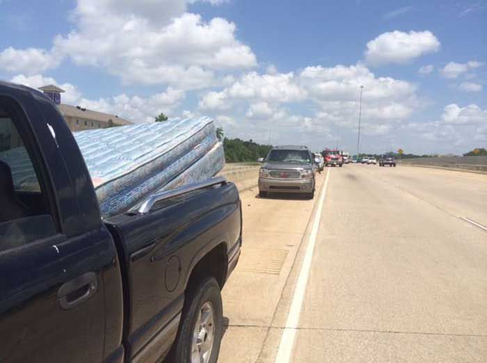 Ехал на матрасе пикап, слетел матрас упал на дорогу,