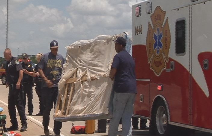 Ехал на матрасе пикап, слетел матрас упал на дорогу,