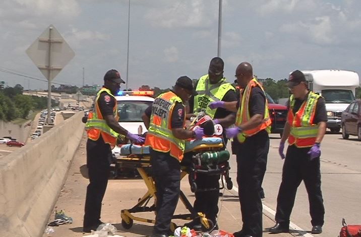 Ехал на матрасе пикап, слетел матрас упал на дорогу,