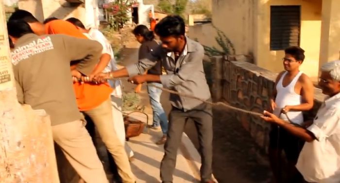 Спасание собаки упавшей в колодец, собака упала колодец Индия, спасение собаки