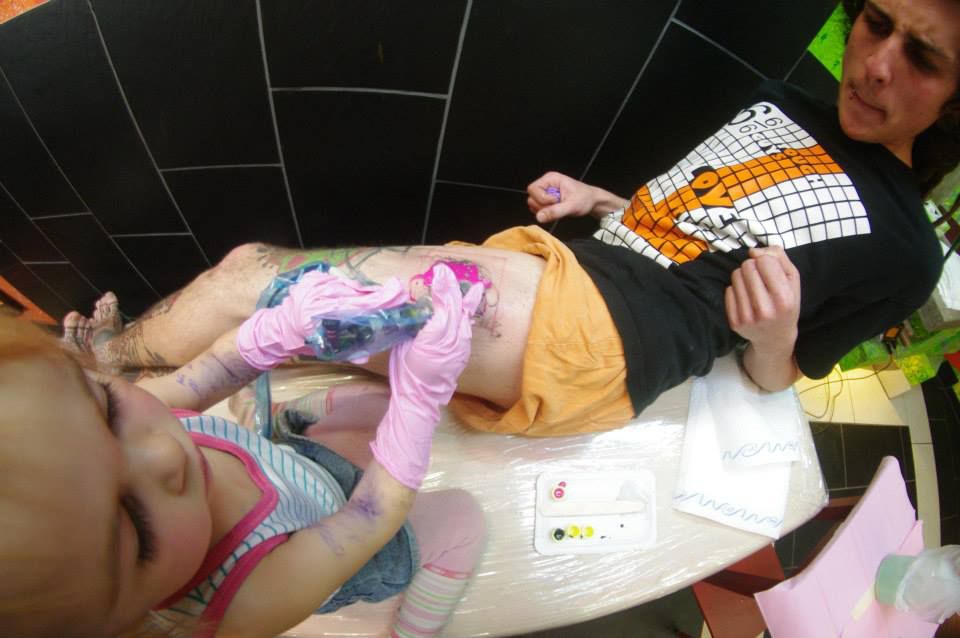 девочка татуировщик, девочка тату Little Swastika, девочка Little Swastika, самый молодой татуировщик, тату мастер