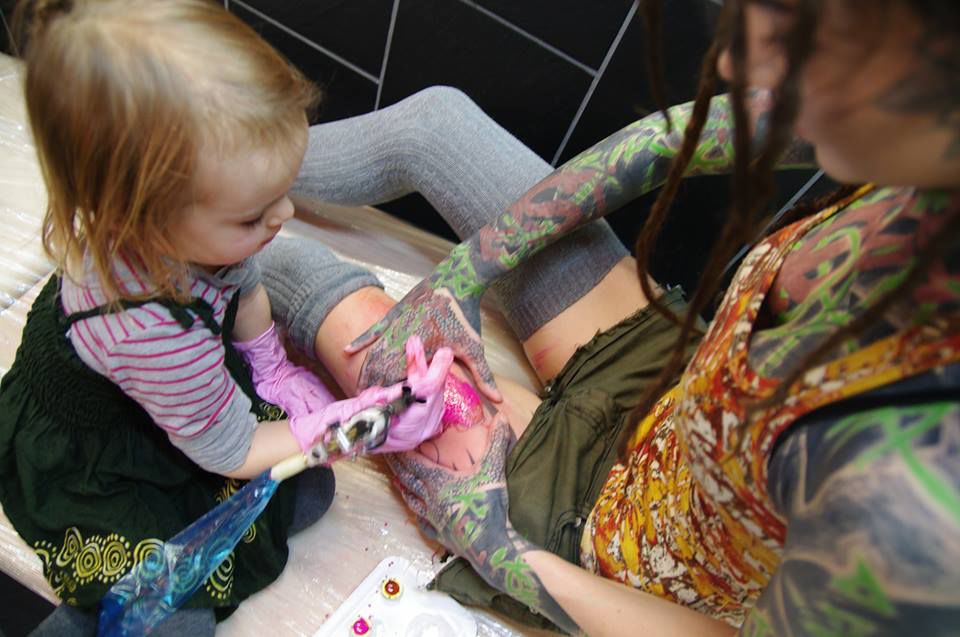 девочка татуировщик, девочка тату Little Swastika, девочка Little Swastika, самый молодой татуировщик, тату мастер