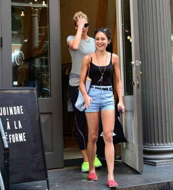 девушка почуствовала себя супермоделью, девушка вместо Карли Клосс, папарацци Карли Клосс девушка