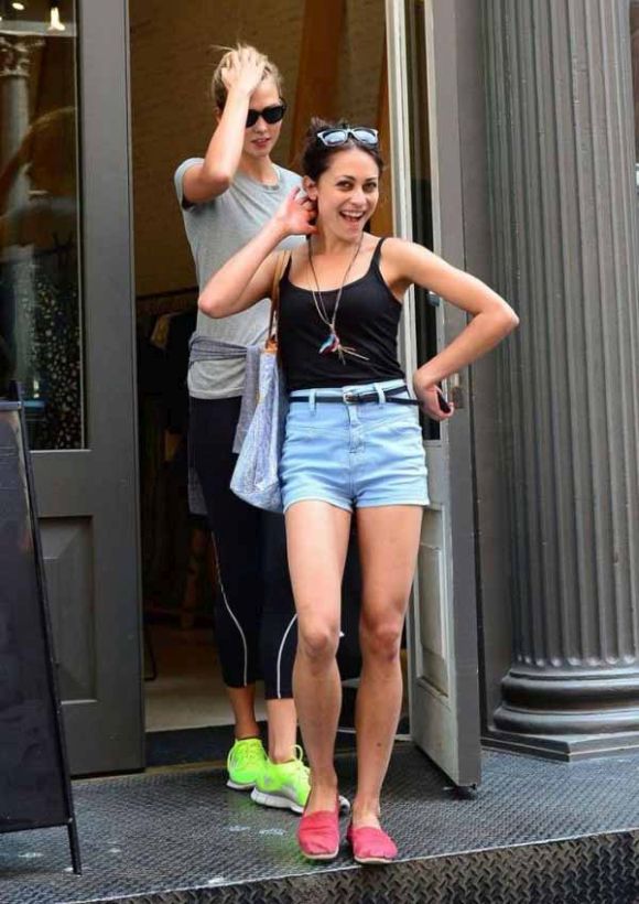 девушка почуствовала себя супермоделью, девушка вместо Карли Клосс, папарацци Карли Клосс девушка