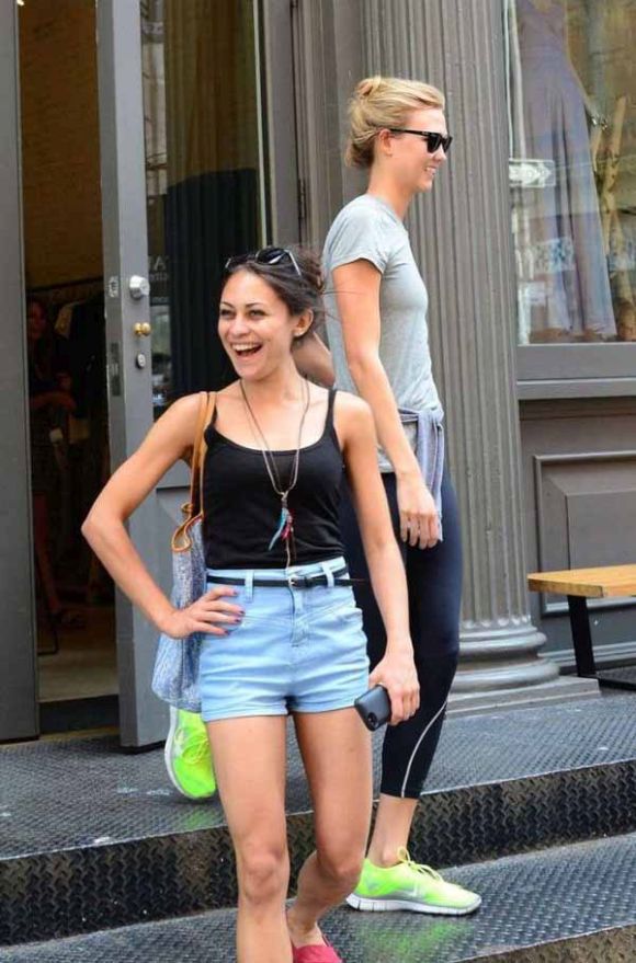 девушка почуствовала себя супермоделью, девушка вместо Карли Клосс, папарацци Карли Клосс девушка