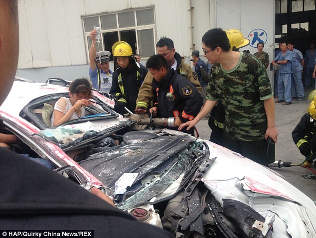 Большой палец вверх от выживших, из смятого в лепешку автомобиля палец вверх из смятого автомобиля, котнейнер упал на машину, контейнер смял автомобиль все живы, авария Китай контейнер машина