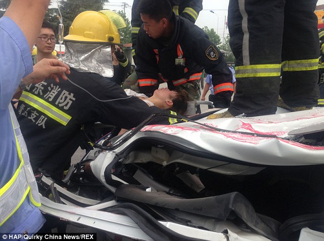 Большой палец вверх от выживших, из смятого в лепешку автомобиля палец вверх из смятого автомобиля, котнейнер упал на машину, контейнер смял автомобиль все живы, авария Китай контейнер машина