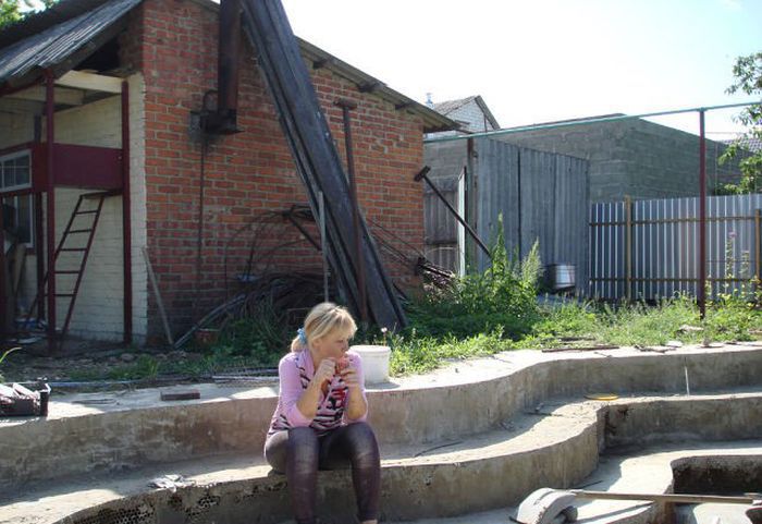 бассейн на заднем участке, бассейн на дачном участке своими руками, голубой бассейн на дачном участке, строительство бассейна на участке