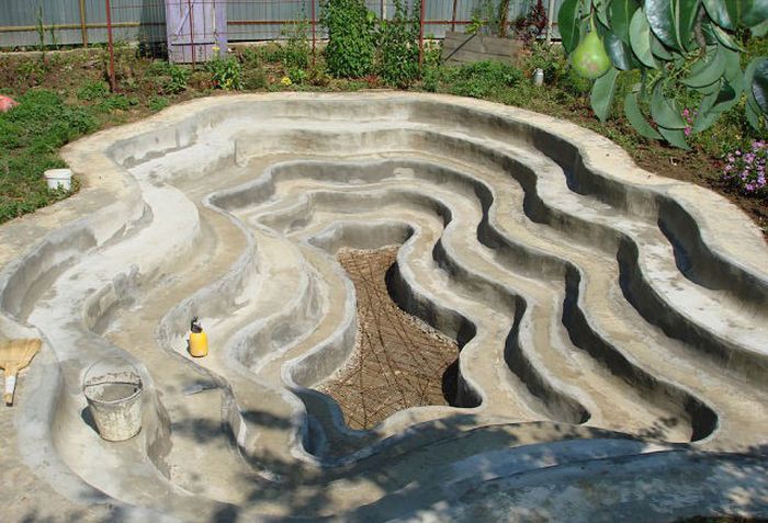 бассейн на заднем участке, бассейн на дачном участке своими руками, голубой бассейн на дачном участке, строительство бассейна на участке