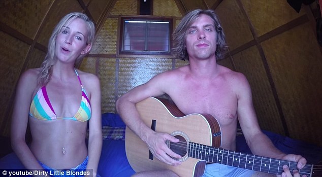 Клипы певицы собирают гораздо меньше просмотров,чем видео, где собака стягивает с неё бикини Кендра Мориа, Kendra Moriah, щенок стягивает купальник, собака на пляже пытается стянуть бикини