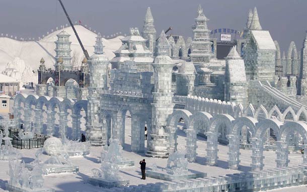 Гигантские скульптуры, из снега, льда, фестиваль,  Харбин, 2014