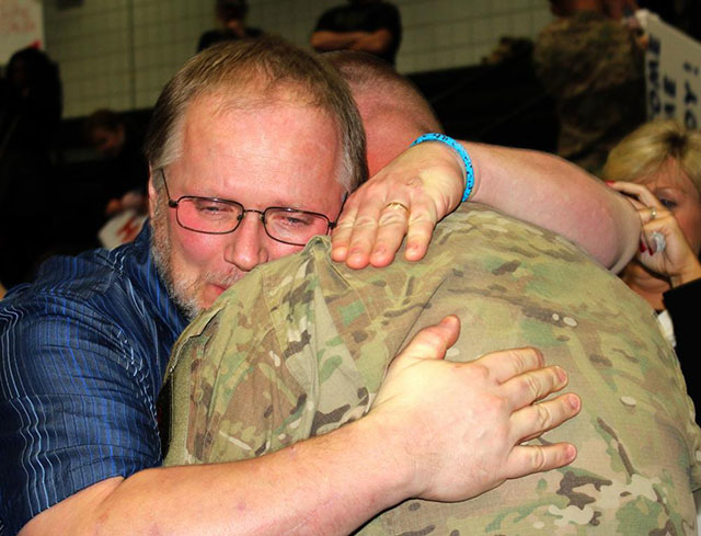 встреча солдат с войны, слезы радости, солдаты вернулись живыми, добро пожаловать домой