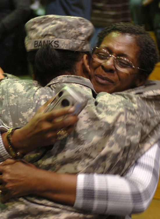 встреча солдат с войны, слезы радости, солдаты вернулись живыми, добро пожаловать домой