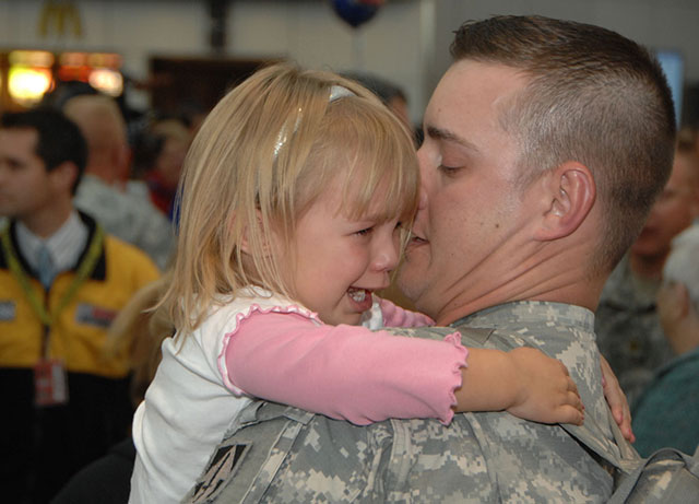 встреча солдат с войны, слезы радости, солдаты вернулись живыми, добро пожаловать домой