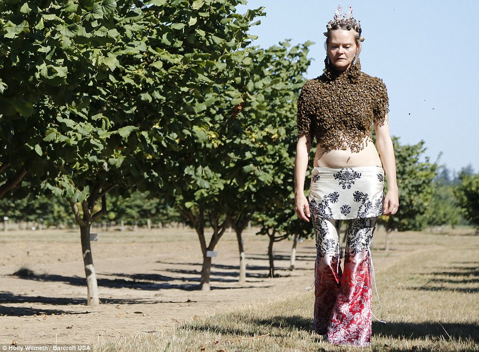 Сара Мапелли, Sara Mapelli, блузка из пчел, 12000 пчел на теле, женщина одежда из пчел