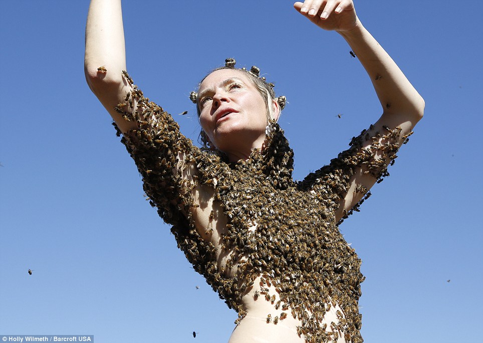 Сара Мапелли, Sara Mapelli, блузка из пчел, 12000 пчел на теле, женщина одежда из пчел