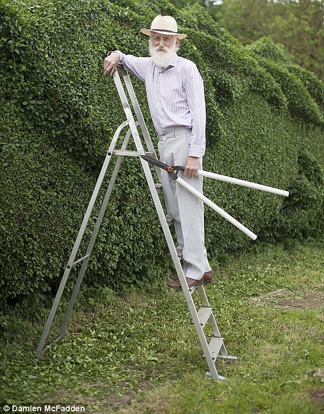 Вырезал дракона, дракон живая изгородь, забор дракон садовник, Джон Брукер John Brooker