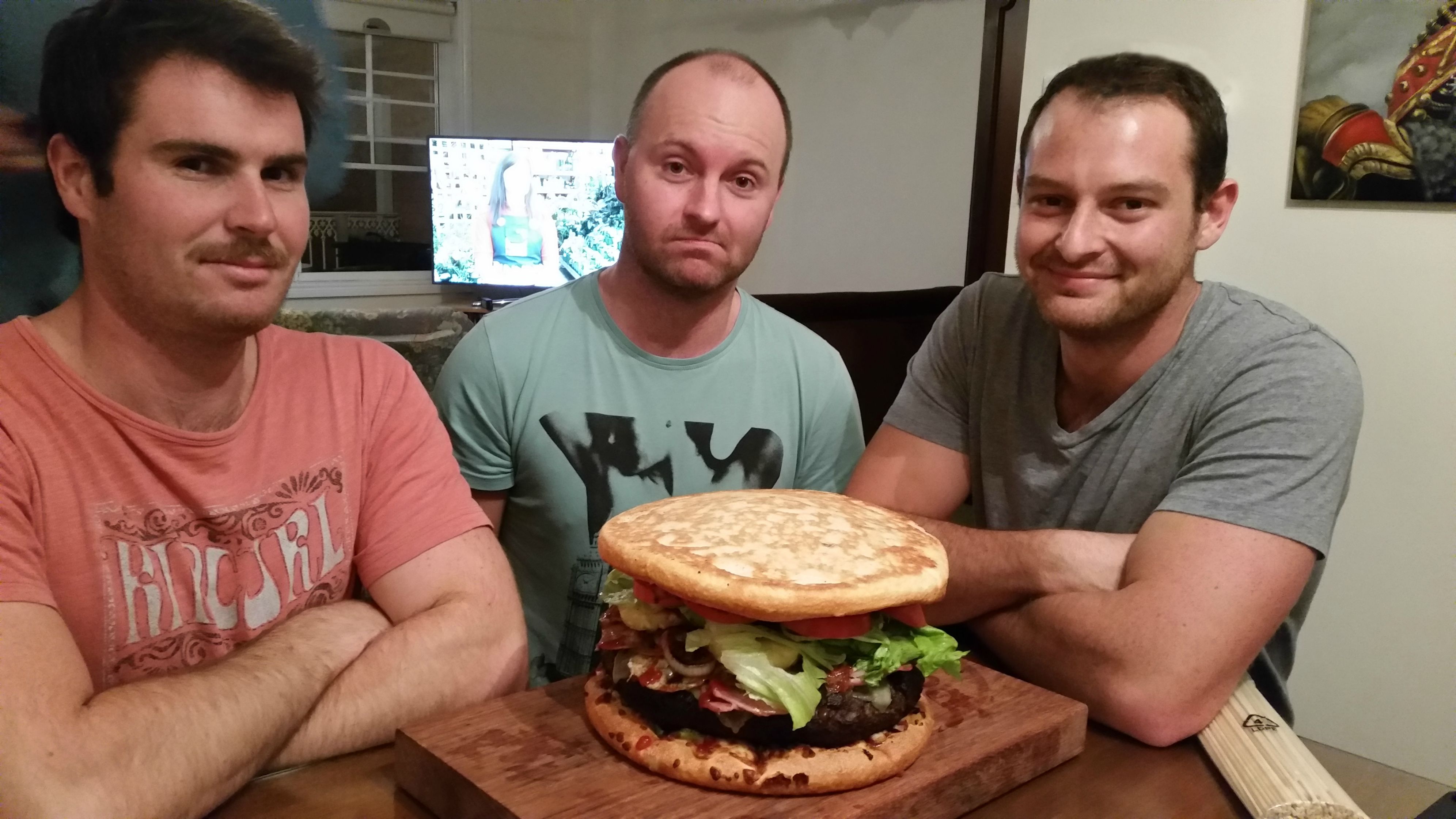 пицца-гамбургер, три американца приготовили, гамбургер из пицц