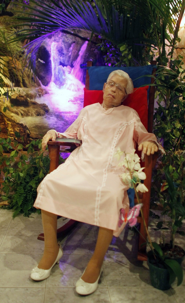 Очередной нелепый перфоманс вместо привычных похорон мёртвая старушка в кресле-качалке, странные похороны, Джорджина Червони Ллорен