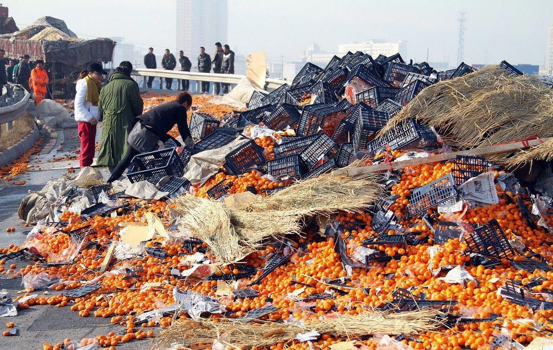 Перевернутый кузов грузовика - настоящий праздник для китайца китайцы перевернутый грузовик, день перевернутого грузовика, китайцы собирают из перевернутого грузовика