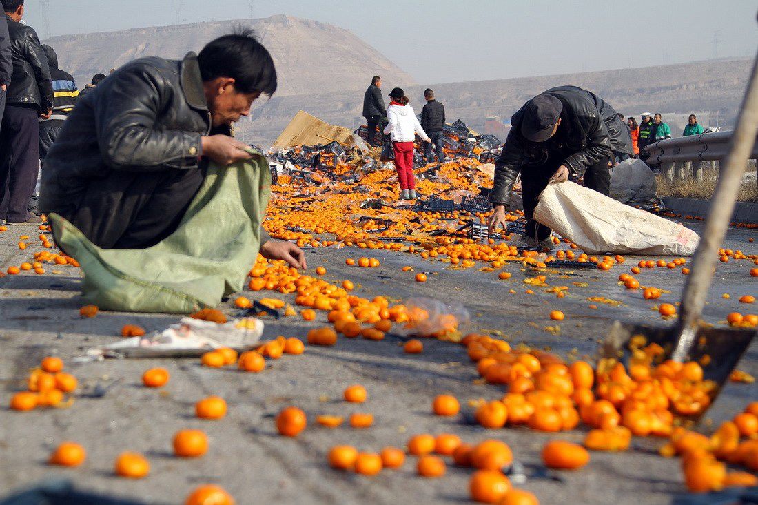 Перевернутый кузов грузовика - настоящий праздник для китайца китайцы перевернутый грузовик, день перевернутого грузовика, китайцы собирают из перевернутого грузовика