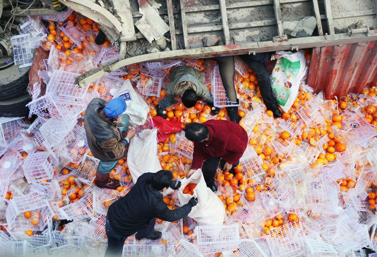 Перевернутый кузов грузовика - настоящий праздник для китайца китайцы перевернутый грузовик, день перевернутого грузовика, китайцы собирают из перевернутого грузовика