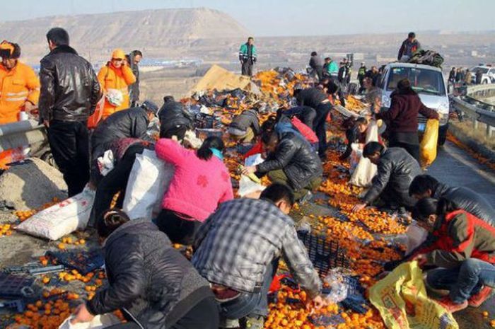 Перевернутый кузов грузовика - настоящий праздник для китайца китайцы перевернутый грузовик, день перевернутого грузовика, китайцы собирают из перевернутого грузовика