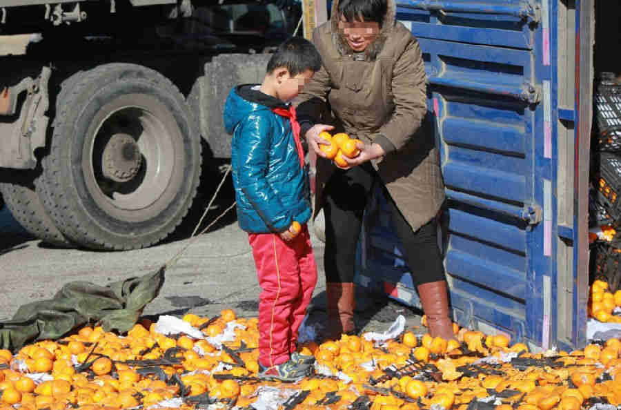 Перевернутый кузов грузовика - настоящий праздник для китайца китайцы перевернутый грузовик, день перевернутого грузовика, китайцы собирают из перевернутого грузовика