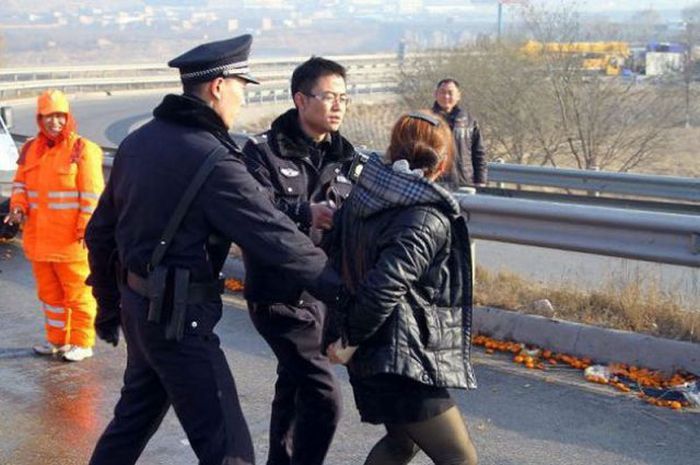 Перевернутый кузов грузовика - настоящий праздник для китайца китайцы перевернутый грузовик, день перевернутого грузовика, китайцы собирают из перевернутого грузовика