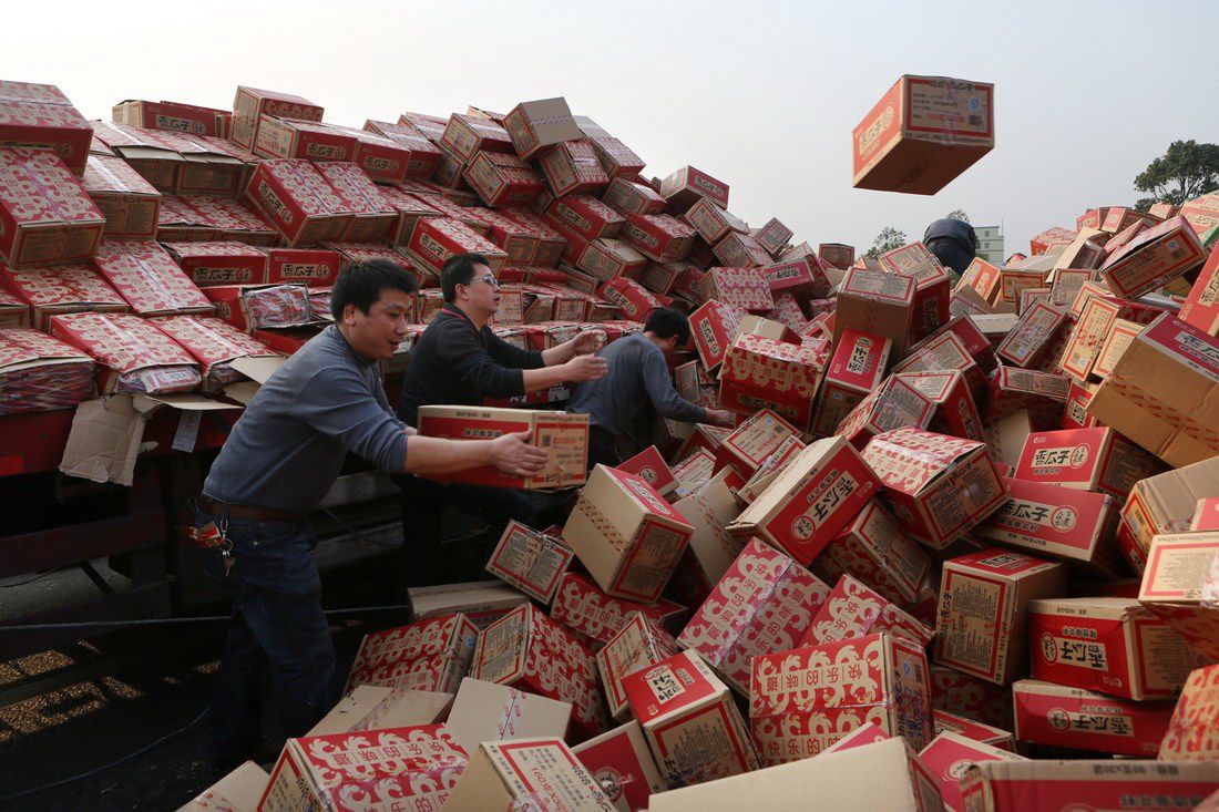 Перевернутый кузов грузовика - настоящий праздник для китайца китайцы перевернутый грузовик, день перевернутого грузовика, китайцы собирают из перевернутого грузовика