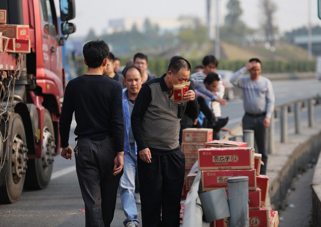 Перевернутый кузов грузовика - настоящий праздник для китайца китайцы перевернутый грузовик, день перевернутого грузовика, китайцы собирают из перевернутого грузовика