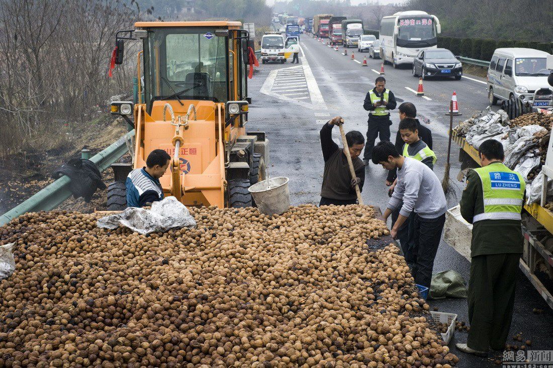 Перевернутый кузов грузовика - настоящий праздник для китайца китайцы перевернутый грузовик, день перевернутого грузовика, китайцы собирают из перевернутого грузовика