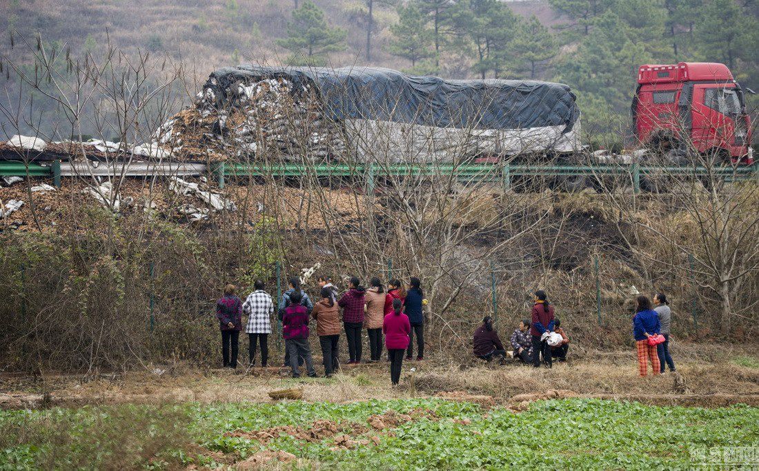 Перевернутый кузов грузовика - настоящий праздник для китайца китайцы перевернутый грузовик, день перевернутого грузовика, китайцы собирают из перевернутого грузовика