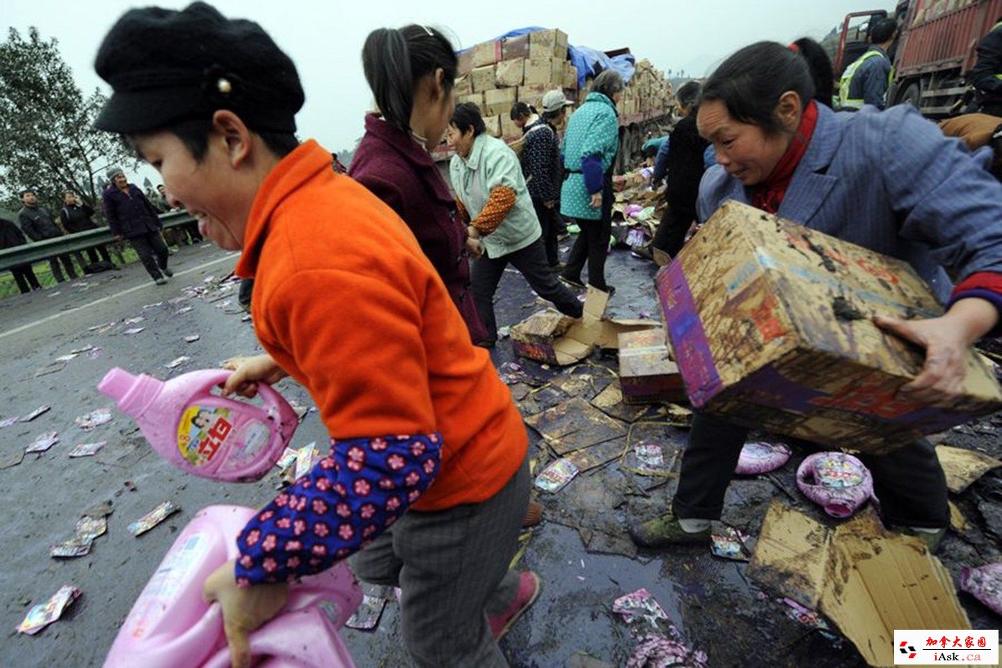 Перевернутый кузов грузовика - настоящий праздник для китайца китайцы перевернутый грузовик, день перевернутого грузовика, китайцы собирают из перевернутого грузовика