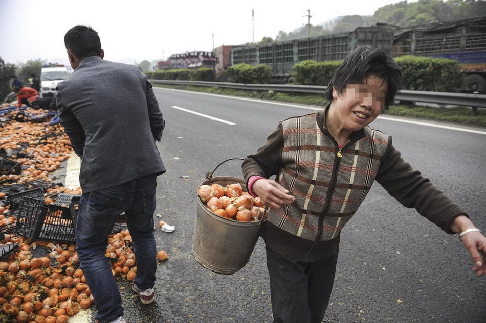 Перевернутый кузов грузовика - настоящий праздник для китайца китайцы перевернутый грузовик, день перевернутого грузовика, китайцы собирают из перевернутого грузовика