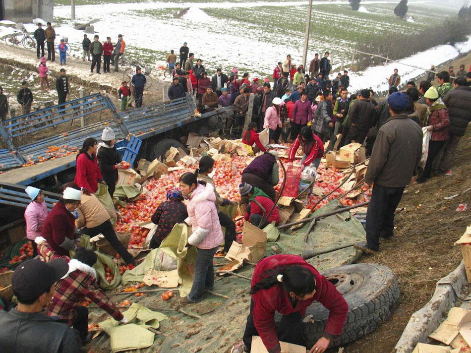 Перевернутый кузов грузовика - настоящий праздник для китайца китайцы перевернутый грузовик, день перевернутого грузовика, китайцы собирают из перевернутого грузовика
