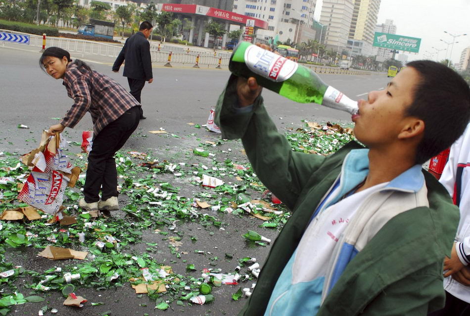 Перевернутый кузов грузовика - настоящий праздник для китайца китайцы перевернутый грузовик, день перевернутого грузовика, китайцы собирают из перевернутого грузовика