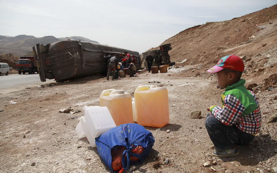 Перевернутый кузов грузовика - настоящий праздник для китайца китайцы перевернутый грузовик, день перевернутого грузовика, китайцы собирают из перевернутого грузовика