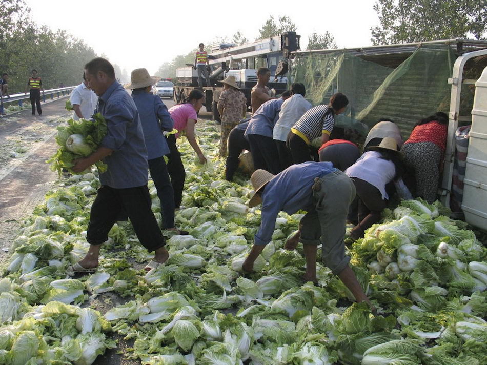 Перевернутый кузов грузовика - настоящий праздник для китайца китайцы перевернутый грузовик, день перевернутого грузовика, китайцы собирают из перевернутого грузовика