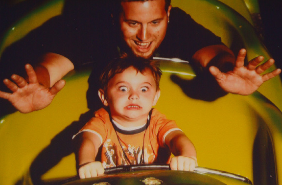 люди решили прокатиться на экстремальных аттракционах, смешные лица людей на аттракционных 