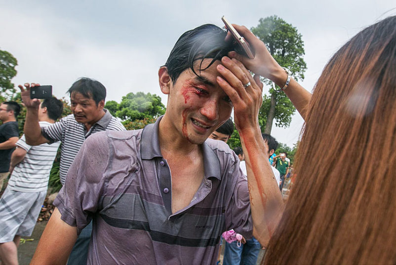 приливная волна в Китае, прилив реки Цяньтан , огромные волны в Китае, волной смыло зрителей