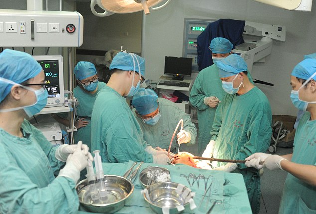 Металлический лом насквозь пробил голову китайца, но тот чудом остался жив лом пробил голову насквозь, металлический прут пробил голову насквозь, упал прут пробил голову насквозь