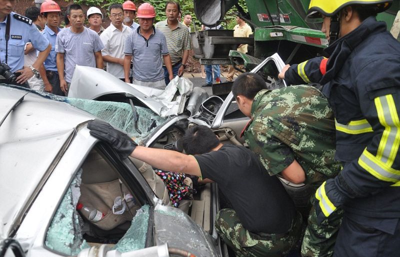 бетономешалка раздавила автомобиль, авария в Китае, бетономешалка упала на автомобиль