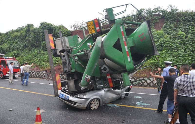 бетономешалка раздавила автомобиль, авария в Китае, бетономешалка упала на автомобиль