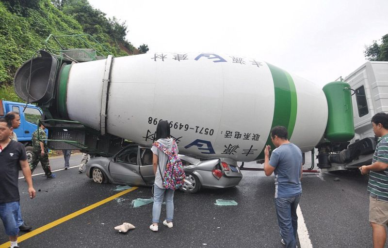 бетономешалка раздавила автомобиль, авария в Китае, бетономешалка упала на автомобиль
